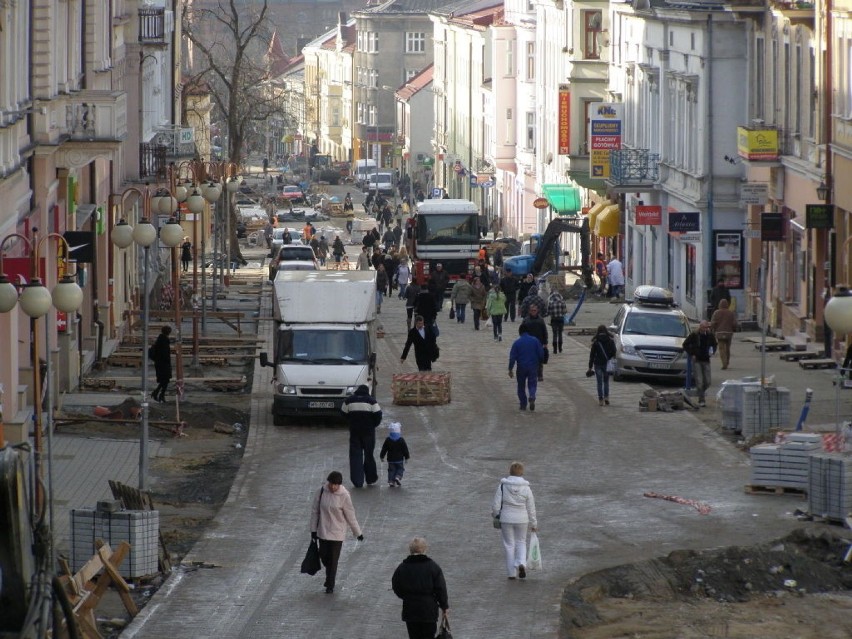 Feralny remont ul. Krakowskiej przeprowadzono w 2011 i 2012...