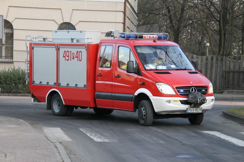 Strażacy usuwali plamę oleju w centrum Krotoszyna [ZDJĘCIA]
