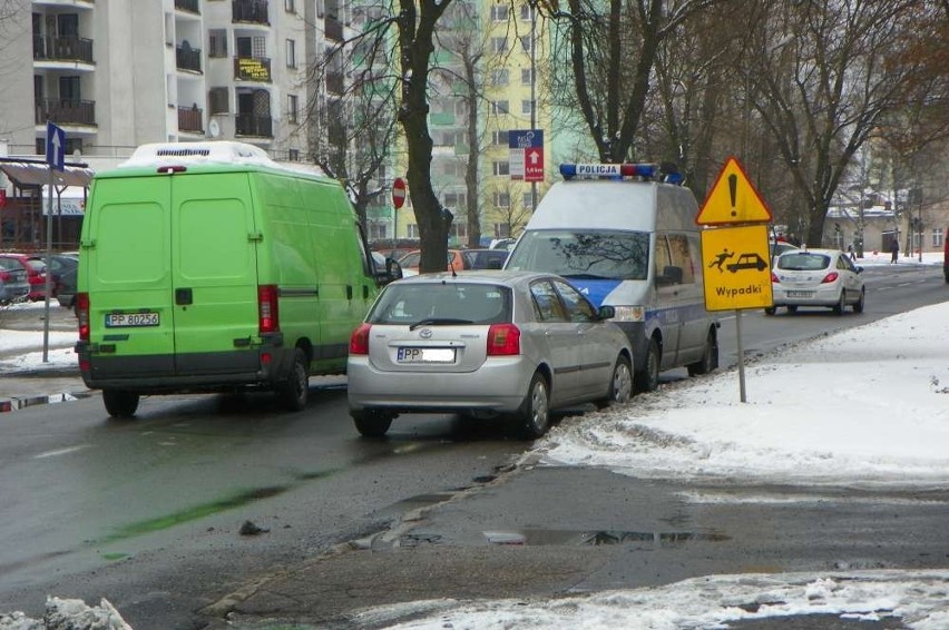 Piła: na ulicy Bydgoskiej samochód potrącił pieszego