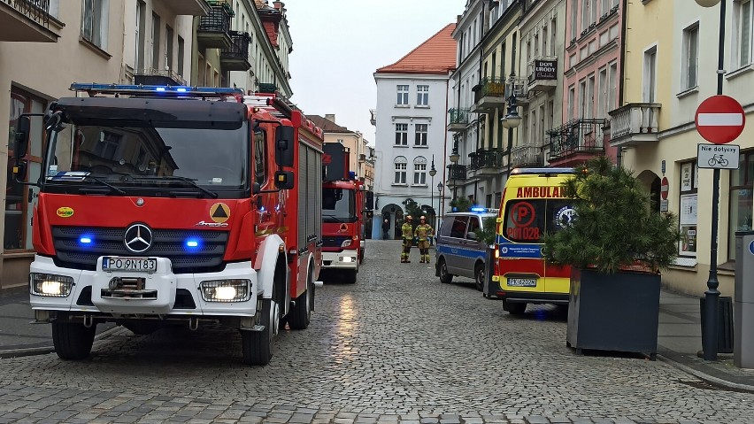 Kalisz: Młoda kobieta groziła, że skoczy z dachu. Negocjacje trwały kilka godzin. ZDJĘCIA