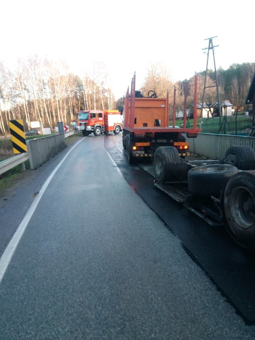 Wypadek na drodze krajowej nr 48 we Fryszerce koło Poświętnego. Zderzyły się dwa samochody ciężarowe [ZDJĘCIA]