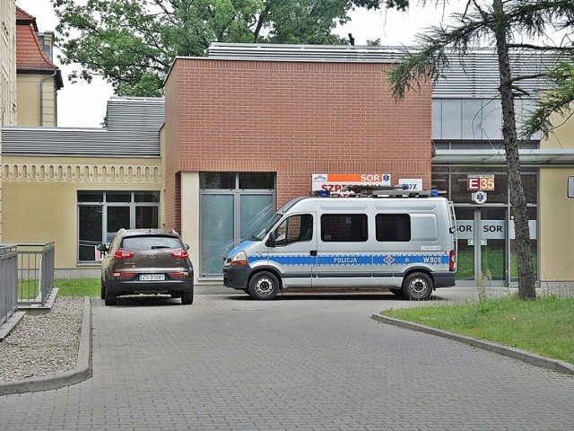 Policyjny radiowóz pod stargardzkim Szpitalnym Oddziałem Ratunkowym, to częsty widok.