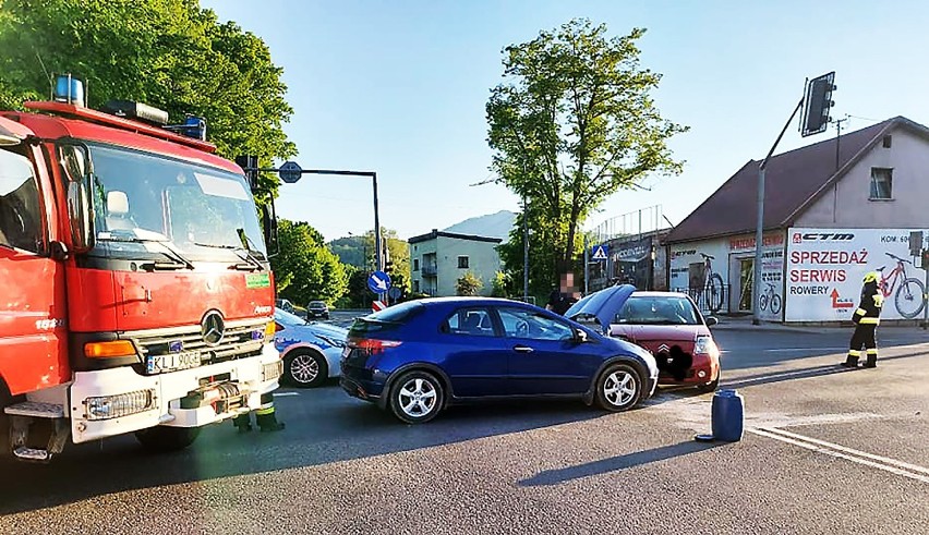 Zderzenie aut w Mszanie Dolnej zablokowało drogi krajową i wojewódzką