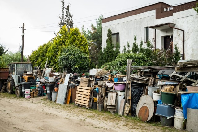 Zwały odpadów, resztki pojazdów, nawet traktor - śmietnik przy ul. Oświęcimskiej utrudnia życie mieszkańcom ulicy od 2003 roku.