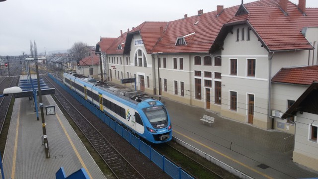 Dworzec kolejowy w Żywcu już nie straszy. Teraz czas na uporządkowanie terenu wokół niego.