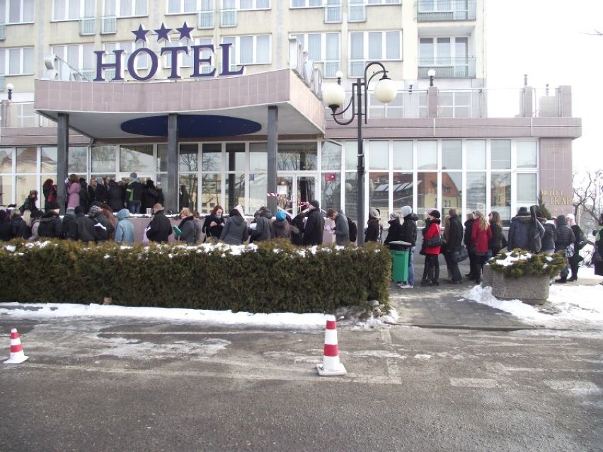 Kilkaset osób przyszło w niedzielę do hotelu Ikar na casting...