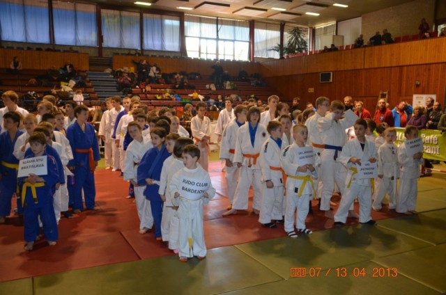 Zawodnicy Akademii Judo Rzeszów podczas prezentacji klubów na otwarciu Turnieju Judo Bardejov 2013