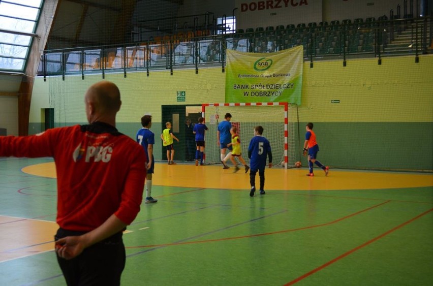 Aktywne ferie zimowe. W Dobrzycy odbyły się trzy turnieje halowej piłki nożnej dla dzieci i młodzieży szkolnej. Jak przebiegała rywalizacja?