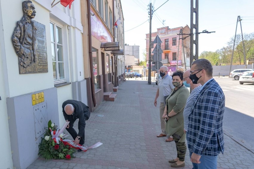 Kwiaty pod tablicą Piłsudskiego w Rawie