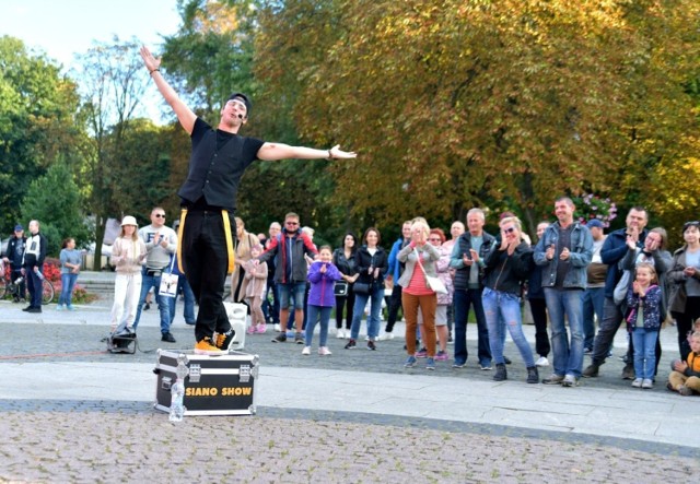 Za nami pierwszy dzień X Międzynarodowego Festiwalu Artystów Ulicznych i Precyzji w Radomiu. Na pokazy artystów z całego świata przybyły prawdziwe tłumy. W sobotę na ulicy Żeromskiego można było zobaczyć występy akrobatów, iluzjonistów, żywe rzeźby i wielu innych fantastycznych artystów. Festiwal trwa cały weekend. W niedzielę również można zobaczyć niesamowite pokazy od godziny 16 na deptaku w Radomiu.
>