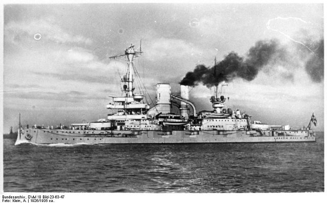 1945 &#8211; W Gdyni Niemcy wysadzili w powietrze pancernik Schleswig-Holstein.