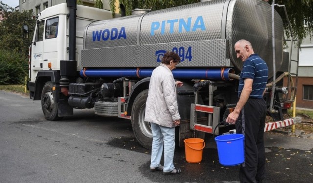 Skażona woda to duży problem i utrudnienia dla mieszkańców. W niektórych wioskach po wodę chodzą z wiadrami