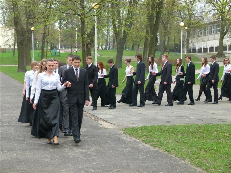 Gimnazjaliści zatańczyli poloneza w parku [zdjęcia]