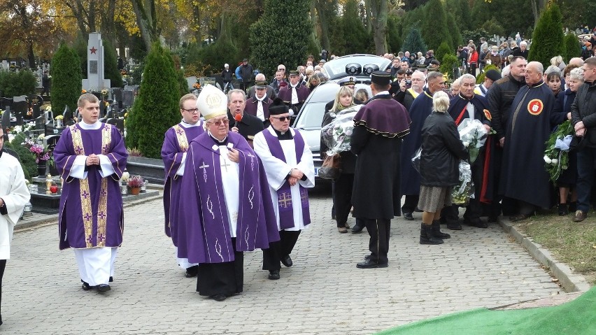 Po mszy św., na cmentarzu w Nakle, odbyła się ceremonia...