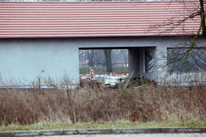 Ponad 100 metrów zjeżdżalni, trwa budowa letnich basenów w Legnicy