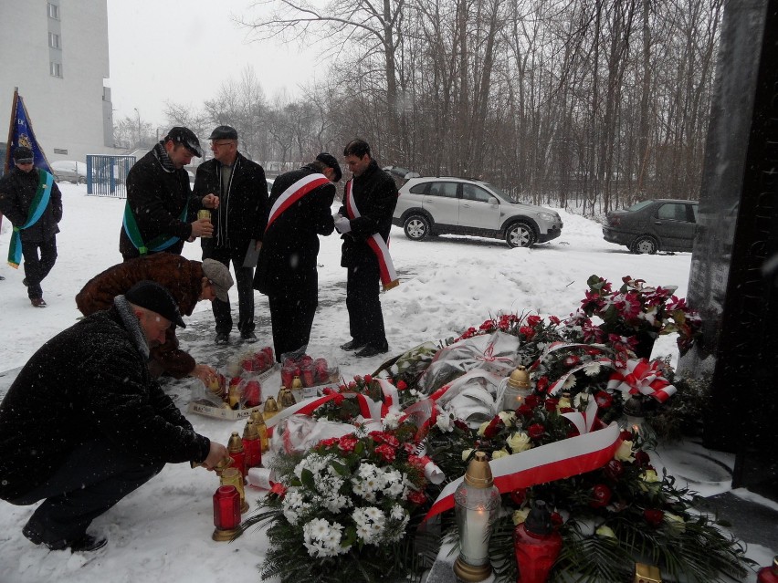 Kwiaty pod pomnikiem ofiar katastrofy w hali MTK. To już siedem lat od tragedii