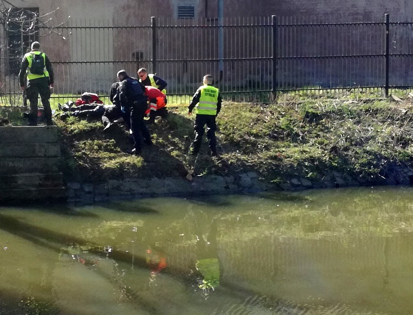 Policjanci wspólnie z żołnierzami WOT ratowali w Kaliszu...