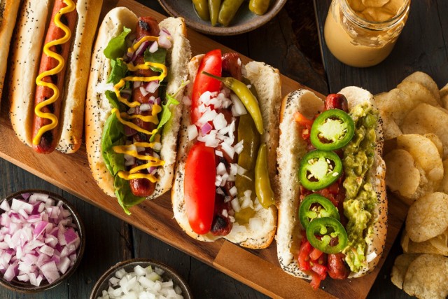 W Stanach Zjednoczonych 4 lipca obchodzony jest Dzień Niepodległości. Świętowaniu towarzyszy jedzenie dużej ilości hot dogów. Kliknij w obrazek i przesuwaj strzałką, aby zobaczyć pozostałe przekąski.