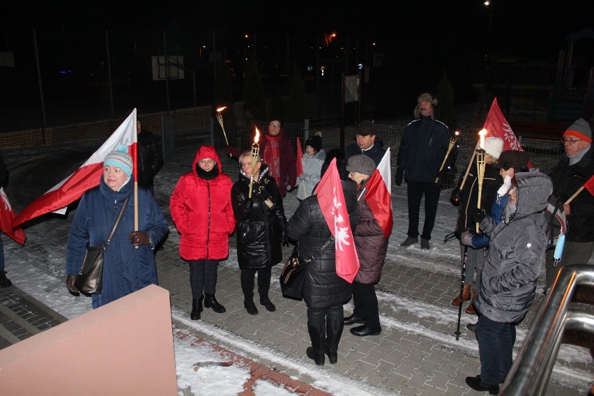  WIDZISZEWO. Powstańczy marsz z pochodniami. W ten sposób mieszkańcy Widziszewa uczcili rocznicę wybuchu powstania wielkopolskiego [FOTO]  