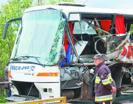 Bok autokaru został całkowicie zniszczony. To cud, że zginęła tylko jedna osoba.
Fot. M. Enerlich-Kamińska