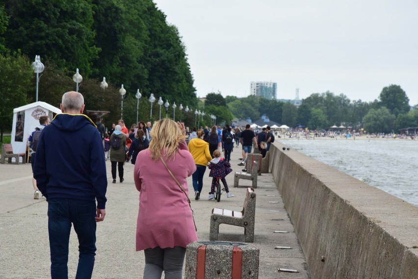 Gdynia: Tłumy spacerowiczów na Bulwarze Nadmorskim, plaży i skwerze Kościuszki w Gdyni w długi weekend. Zobacz zdjęcia