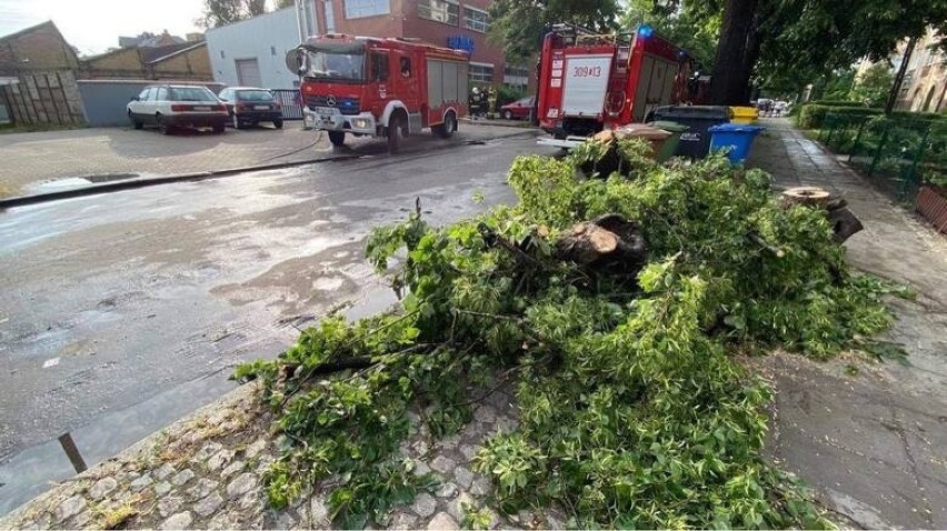 Strażacy jeździli od interwencji do interwencji.