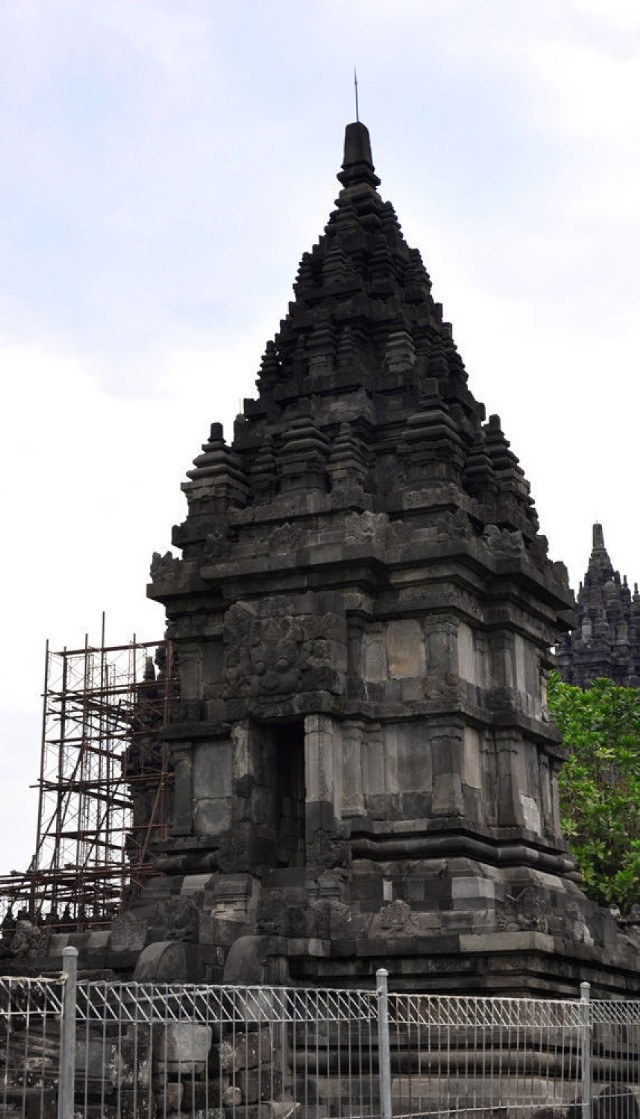 Częśc świątyni wciąż poddawana jest renowacji
Fot. Andi Nur Hafsah Śmieszek