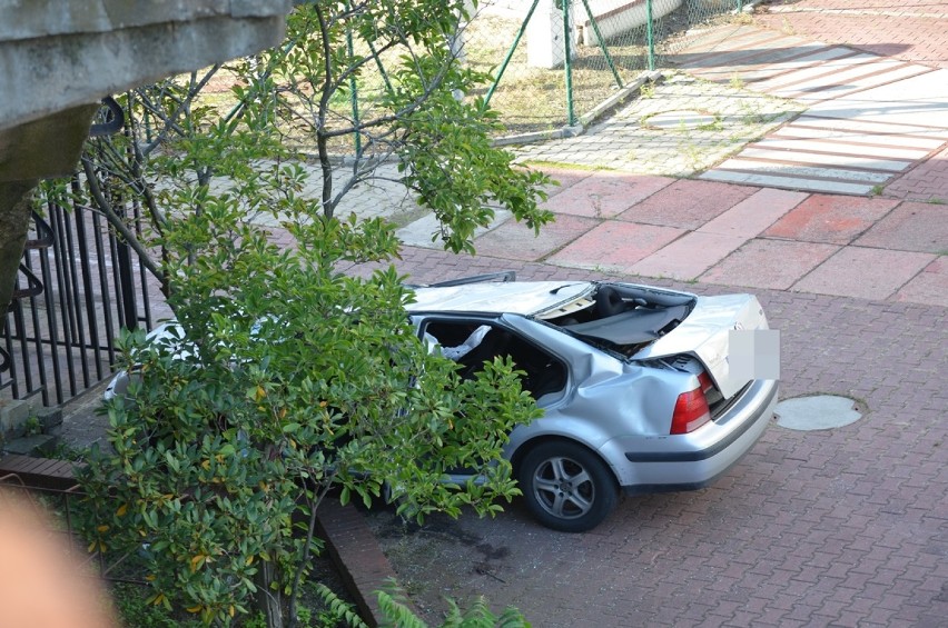 Głogów: Na ulicy Nadbrzeżnej samochód przerwał barierki, spadł z wiaduktu i dachował. Zdjęcia