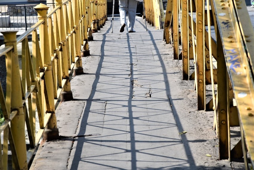 Most Zamkowy w Opolu. Piesi skarżą się na stan chodników. Drogowcy przekonują, że są w porządku