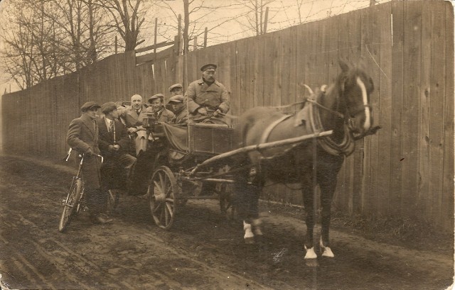 Konna dorożka na ulicy Zapiecek – zdjęcie z 1928 roku. Archiwum Andrzeja Kobalczyka