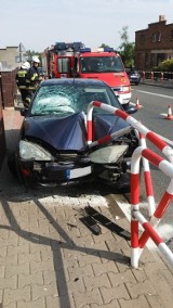 Samochód uderzył w barierki ochronne. Kierująca trafiła do szpitala