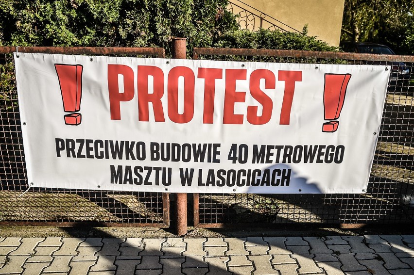 Protest mieszkańców Lasocic. Nie chcą 40 -metrowego masztu komórkowego w centrum wsi [ZDJĘCIA i FILM]