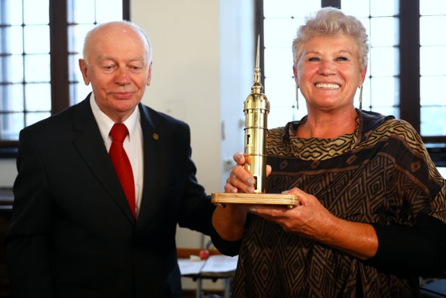 Elżbieta Gniewaszewska odebrała Złotą Wieżę Trybunalską. Uroczystość w Muzeum w Piotrkowie, 15.09.2021