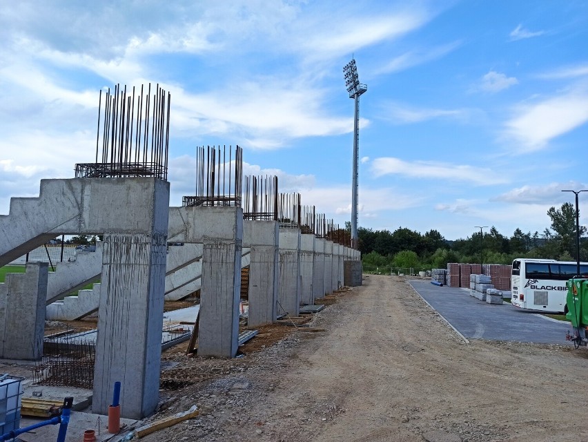 Stadion Sandecji Nowy Sącz zmienił się nie do poznania. Te zdjęcia mówią same za siebie