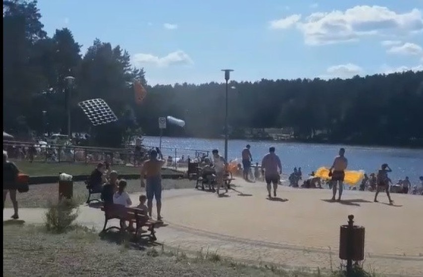 Chwile grozy nad zalewem Rejów w Skarżysku. Trąba powietrzna nastraszyła plażowiczów [WIDEO, FOTO]