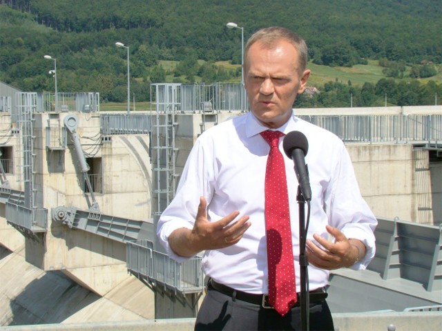 Wizyta premiera Donalda Tuska w Świnnej Porębie w gminie Mucharz w powiecie wadowickim. Premier przyjechał w asyście rzecznika swojego rządu, posła z naszego regionu wyborczego Pawła Grasia.