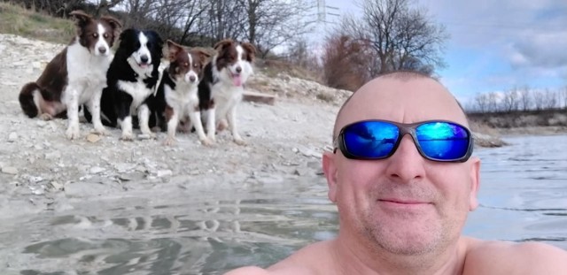 Dariusz Chwist, współtwórca grupy Morsy Opole, z lodowatych kąpieli czerpie energię od 15 lat. Na brzegu często towarzyszą mu czworonożni przyjaciele.