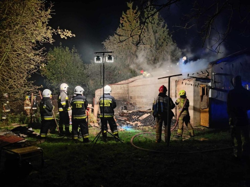 Z pożarem walczyło osiem zastępów straży pożarnej z Dąbrowy...