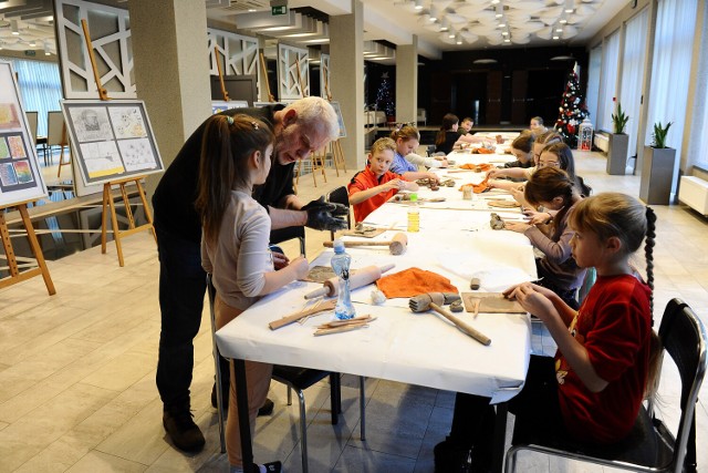 W pierwszym dniu ferii zimowych Jasielski Dom Kultury w ramach "Zimowej akademii artystycznej" zorganizował dla dzieci warsztaty lepienia z gliny