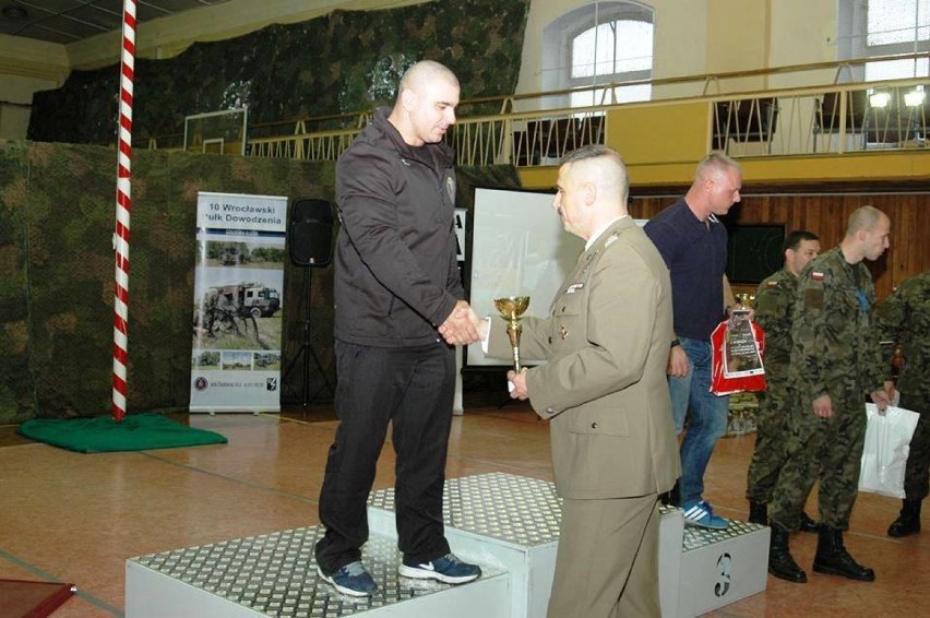 Żołnierz ze Stargardu podniósł na mistrzostwach w wyciskaniu sztangi 212,5 kg