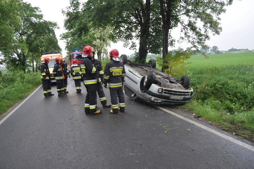 Wypadek na drodze z Nochówka do Kadzewa. Samochód osobowy...