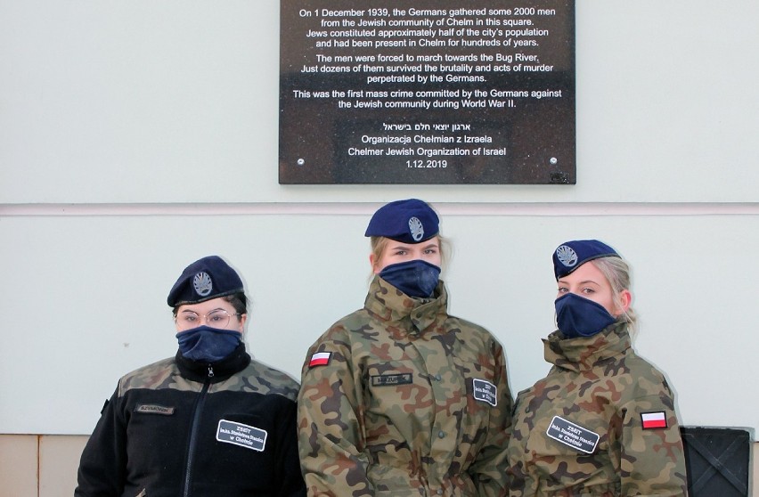 Uczniowie ZSEiT oraz muzealnicy  w Chełmie uczcili pamięć Żydów, którzy zginęli podczas " marszu śmierci"