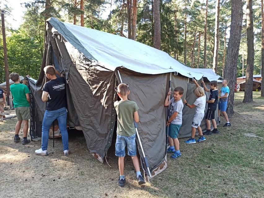 Trwa letni obóz Hufca ZHP Sieradz. Jak harcerzom i harcerkom minęły pierwsze dni? ZDJĘCIA