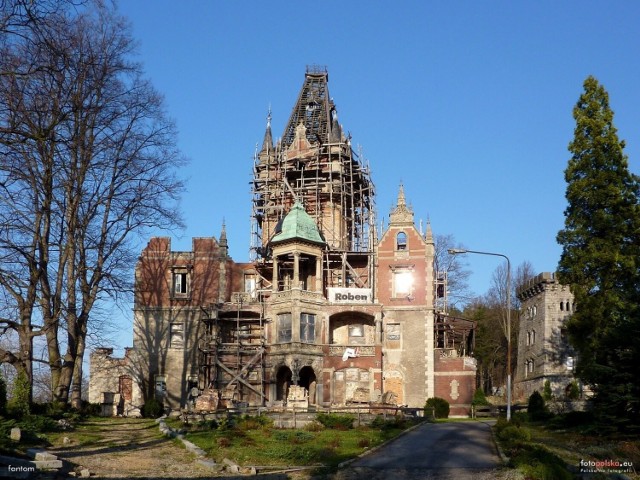 Rusztowania stały przy pałacu w Bobrowie co najmniej od 10 lat. Wcale nie oznaczały, że trwa tu remont.