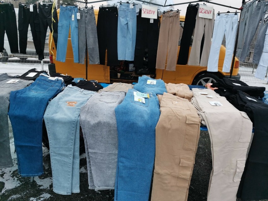 Duży wybór odzieży na targu przy ul. Dworaka w Rzeszowie. Mnóstwo kurtek, płaszczy i bluz [ZDJĘCIA]