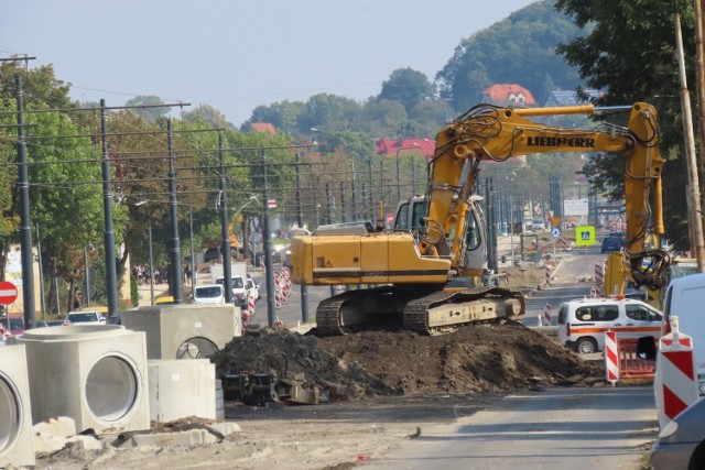 W Dąbrowie Górniczej trwa przebudowa i remont ponad 5-kilmetrowego odcinka głównych dróg, prowadzących przez miasto. Powstaje też nowe torowisko tramwajowe

Zobacz kolejne zdjęcia/plansze. Przesuwaj zdjęcia w prawo naciśnij strzałkę lub przycisk NASTĘPNE