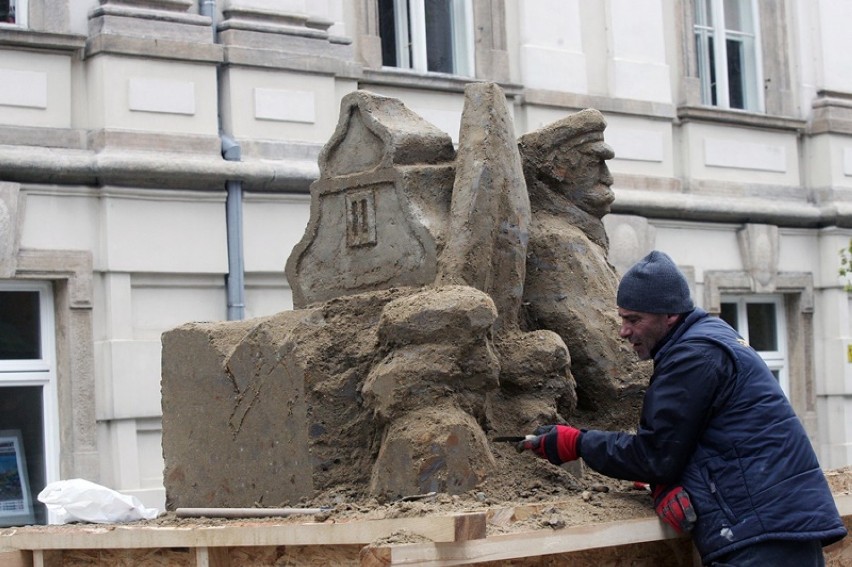 Rzeźba z piasku i gliny Józefa Piłsudskiego powstaje w Legnicy [ZDJĘCIA]