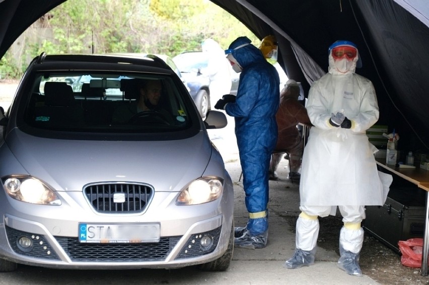 Pracownicy kopalń Sośnica i Murcki-Staszic w punktach pobierania próbek drive-thru do testów na SARS-CoV-2 w Gliwicach (Szpital Miejski nr 4) i Katowicach (Szpital MSWiA)