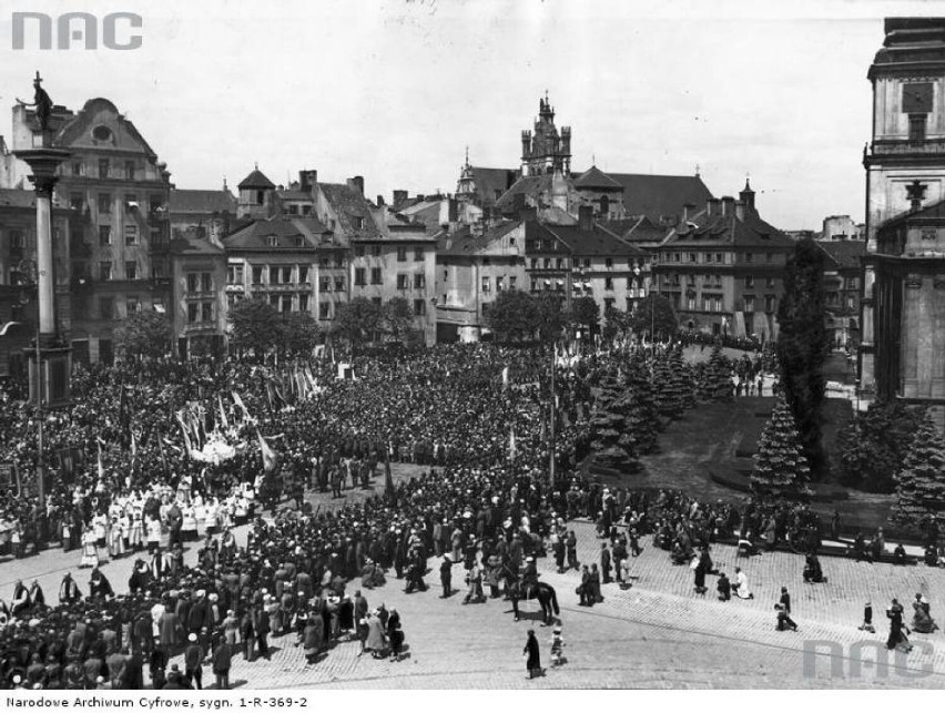4.06.1931 r. Uczestnicy procesji na placu Zamkowym. Z lewej...
