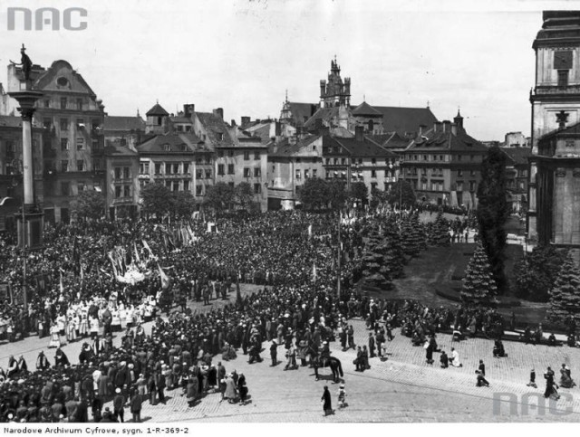 4.06.1931 r. Uczestnicy procesji na placu Zamkowym. Z lewej strony widoczna Kolumna Zygmunta.